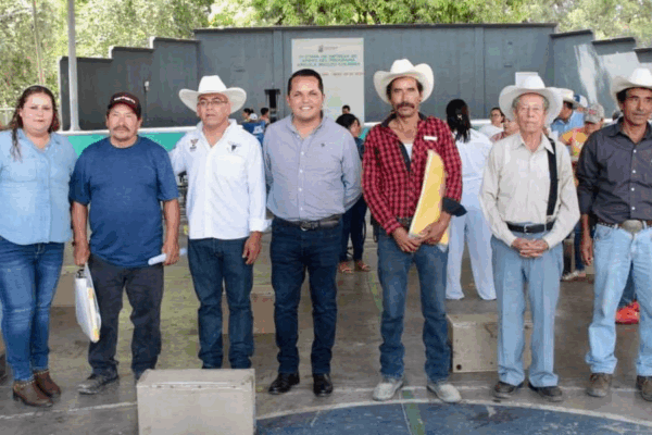 Entregan núcleos apícolas a familias de Pinal