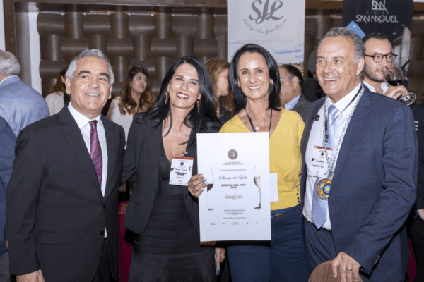 Reconocen a Puerta del Lobo como Bodega del Año