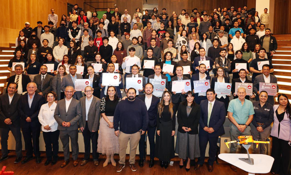 Martha Soto reconoce talento digital universitario